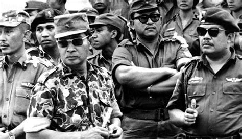 Wydarzenie z 1965 roku w Indonezji: Wojna domowa i masakra komunistów, zwiastuny militaryzacji kraju i upadku Sukarno